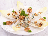 Лодочки с орехами и голубым сыром