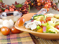 Салат из овощей с шампиньонами и гренками