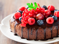 Шоколадный пирог с ягодами