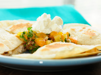 Кесадилья с яблоками и курицей