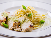 Спагетти с курицей, шпинатом и соусом песто