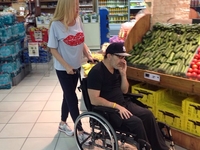 Геннадий Кернес показал, как ходит с женой за покупками