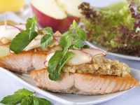 Запеченный лосось с яблоками и медом