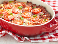 Яичная запеканка с сосисками и помидорами