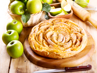 Яблочный пирог из слоеного теста