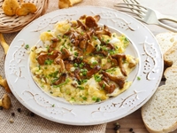 Омлет с лисичками