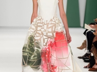 Весеннее цветение: Каролина Эррера презентовала новую коллекцию