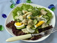 Рыбный салат с огурцами