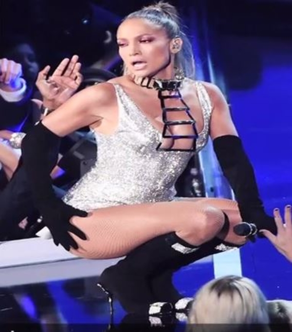 Дженнифер Лопес устроила откровенные танцы на Fashion Rocks