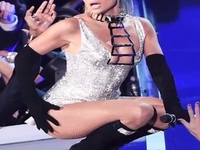 Дженнифер Лопес устроила откровенные танцы на Fashion Rocks