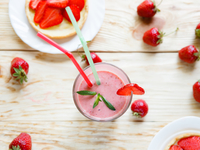 Клубничное молоко