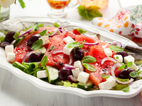 Салат из арбуза с виноградом и фетой