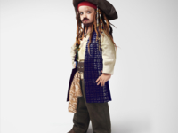 Дети в образах киногероев рекламируют новый кинотеатр