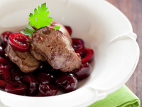 Куриная печень с вишневым соусом