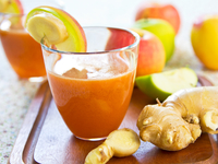 Яблочно-морковный сок с имбирем