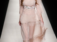 Романтический флер: Альберта Ферретти представила весеннюю коллекцию