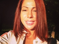 Елена Беркова прогулялась по улице в нижнем белье