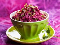 Салат из свеклы с чесноком и орехами