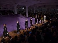 Лиловые дюны: 150 тонн песка украсили показ Prada