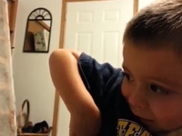 Реакция мальчика на шутку: Папа, верни мой нос