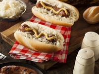 Октоберфест: хот-доги с колбасками и кислой капустой