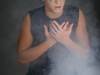 Влад Курасов в новом клипе примерил образ сумасшедшего