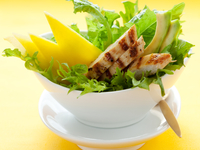 Новогодний салат из курицы с манго и авокадо