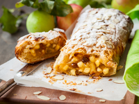 Венский штрудель с яблоками и изюмом