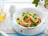 Спагетти с лососем и зеленым горошком