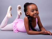 Двухлетняя девочка ставит свой первый танец