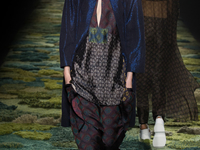 Dries Van Noten выпустил моделей на подиум из мха