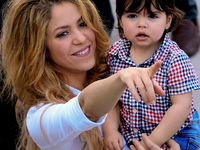 Шакира учит сына читать