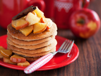Оладьи с яблоками: Три идеи для завтрака