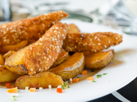 Куриные палочки в панировке из кунжута