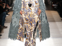 73-летняя Вивьен Вествуд представила эпатажную коллекцию в Париже