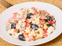 Салат из курицы с грибами и маслинами