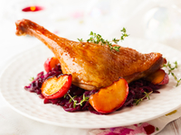 Утиные ножки с яблоками и тушеной капустой