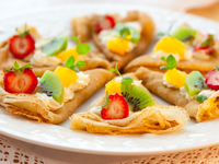 Тонкие блинчики с фруктами и кремом