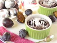 Клафути с шоколадом и сливами