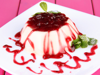 Панна котта с малиновым соусом