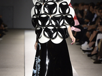 Как это носить? Самые странные наряды с подиума