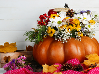 Как украсить дом осенью