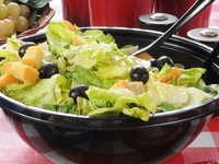 Зеленый салат с соусом тартар