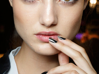 Модный маникюр весны 2015: Металлик, стразы и красный цвет