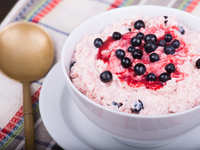 Сладкий творог с ягодами