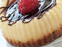 Мини-чизкейки с шоколадным соусом