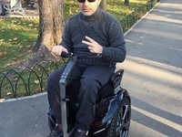 Геннадий Кернес показал свое современное инвалидное кресло