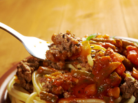 Спагетти с мясным фаршем и овощами