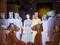 Модели в лошадиных масках закрыли показ Виктории Гресь