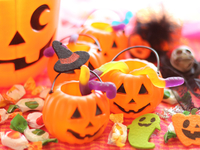 Как украсить стол конфетами на Хэллоуин